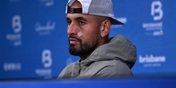 Nick Kyrgios serio con berretto bianco e cerotto sul naso. Tennis, Nick Kyrgios positivo alla cocaina: sospeso dall’antidoping