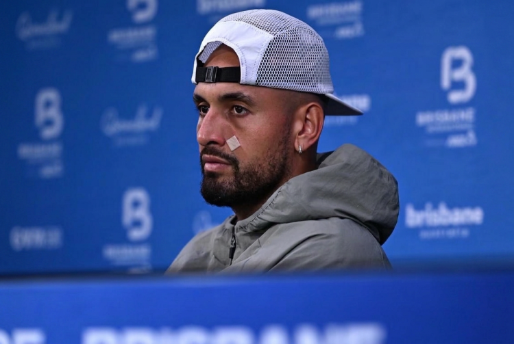 Nick Kyrgios serio con berretto bianco e cerotto sul naso. Tennis, Nick Kyrgios positivo alla cocaina: sospeso dall’antidoping