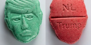Quattro pasticche di ecstasy con volto o nome di Donald Trump.