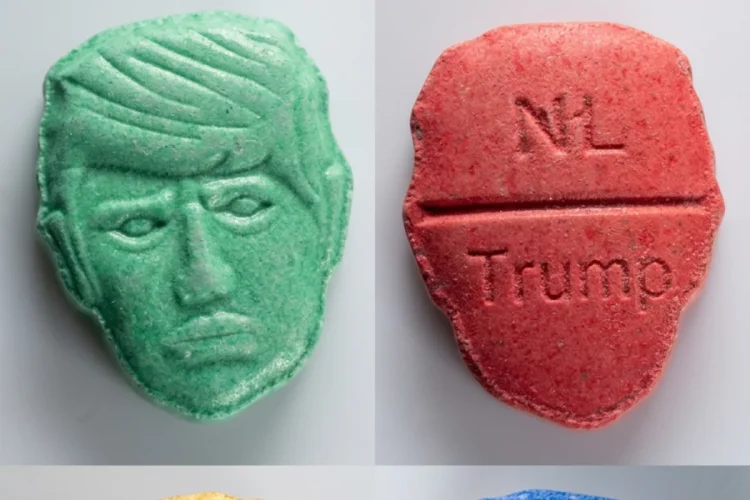 Quattro pasticche di ecstasy con volto o nome di Donald Trump.