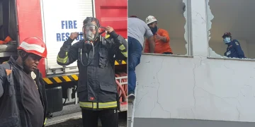 Vigili del fuoco pakistani soccorrono dopo un incendio in un ospedale di Islamabad.