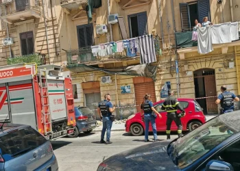 Vigili del Fuoco e polizia intervengono a Palermo dopo crollo balcone.