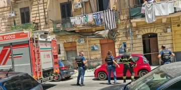 Vigili del Fuoco e polizia intervengono a Palermo dopo crollo balcone.