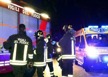 Vigili del Fuoco e ambulanza sul luogo di un incidente notturno a Perugia.