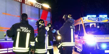 Vigili del Fuoco e ambulanza sul luogo di un incidente notturno a Perugia.