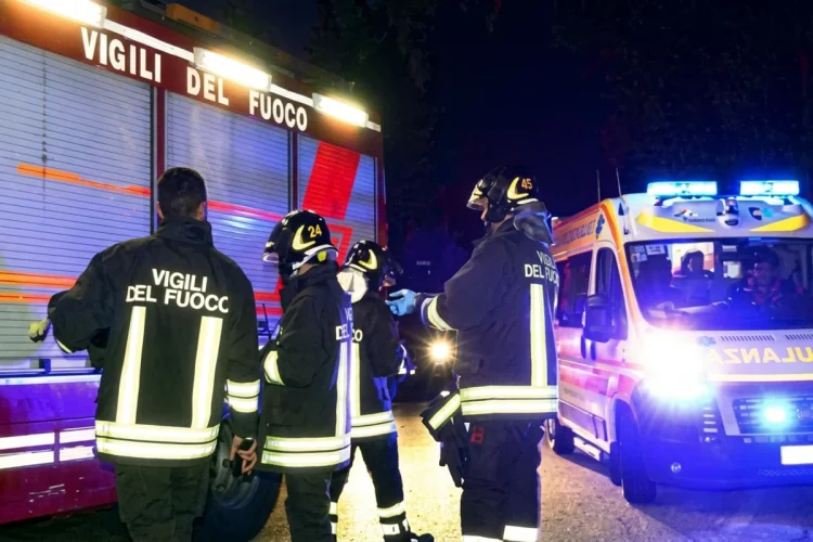 Vigili del Fuoco e ambulanza sul luogo di un incidente notturno a Perugia.
