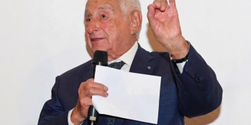 Fulvio Lucisano anziano uomo parla al microfono foglio bianco. Addio a Fulvio Lucisano, maestro del cinema italiano: aveva 98 anni