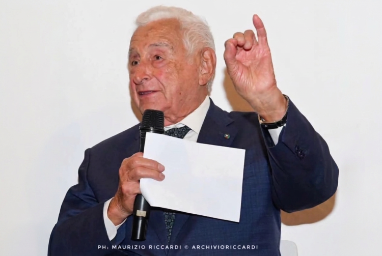 Fulvio Lucisano anziano uomo parla al microfono foglio bianco. Addio a Fulvio Lucisano, maestro del cinema italiano: aveva 98 anni