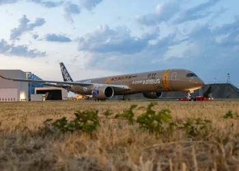 Grande aereo cargo Airbus A350F parcheggiato vicino a hangar.
