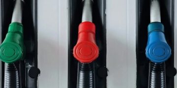 Il taglio delle accise ha effetti sul costo della benzina - Nella foto: un distributore di benzina e diesel