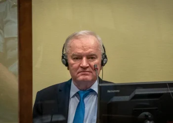 Ratko Mladic anziano con cuffie durante il processo in tribunale