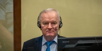 Ratko Mladic anziano con cuffie durante il processo in tribunale