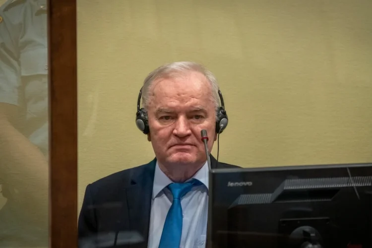 Ratko Mladic anziano con cuffie durante il processo in tribunale