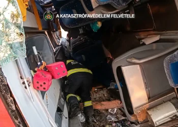 Ribaltamento di un autobus con targa polacca sull'autostrada M3 in Ungheria: