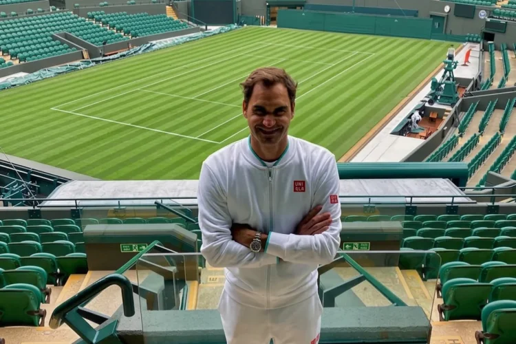 Roger Federer sorride sul campo centrale di Wimbledon vuoto