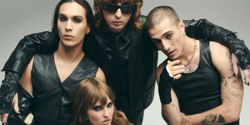 Måneskin, i quattro membri della band posano insieme in abiti di pelle