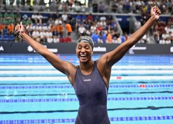 Sara Curtis nuotatrice sorride esultante dopo la gara in piscina