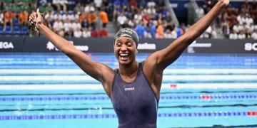 Sara Curtis nuotatrice sorride esultante dopo la gara in piscina