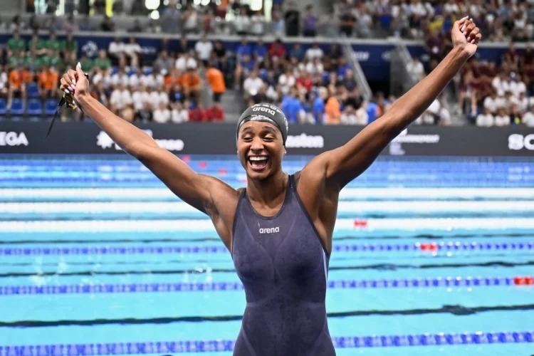 Sara Curtis nuotatrice sorride esultante dopo la gara in piscina