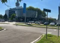 Esterno della sede Mediaset a Cologno Monzese con parcheggio
