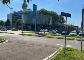 Esterno della sede Mediaset a Cologno Monzese con parcheggio