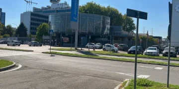 Esterno della sede Mediaset a Cologno Monzese con parcheggio