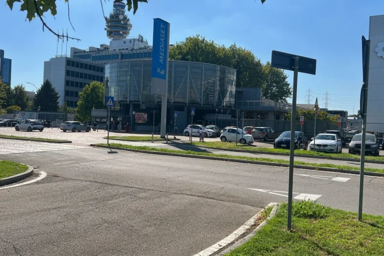 Esterno della sede Mediaset a Cologno Monzese con parcheggio