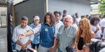 Shakira con capelli lunghi biondi in mezzo alla folla, Chocó. Shakira in Colombia: la visita nei quartieri del Chocó colpiti dal terremoto
