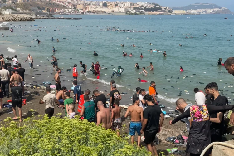 Migranti, 500 agenti alle frontiere - nella foto, i migranti a Ceuta