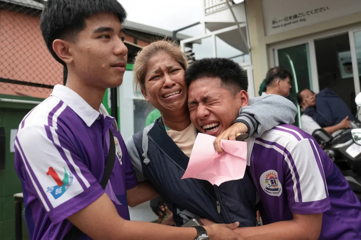 Familiari thailandesi piangono disperati dopo sparatoria nella scuola