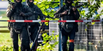 Agenti di polizia armati pattugliano un