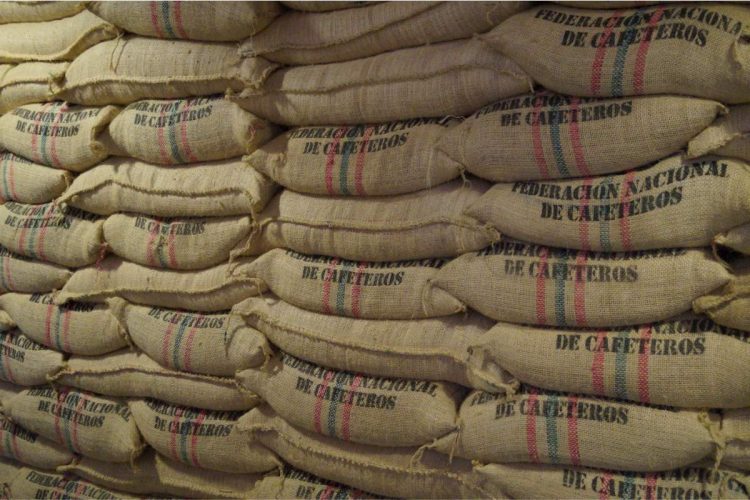 sacchi di caffè pronti per l’esportazione dalla Colombia