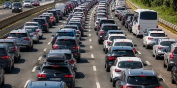 Lunga coda di auto ferme in autostrada durante il traffico estivo