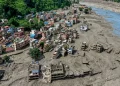 Villaggio montano nepalese devastato da frana di fango e alluvione