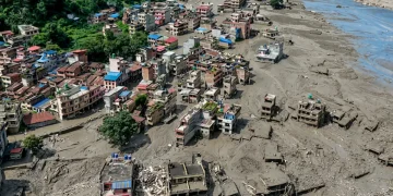Villaggio montano in Nepal devastato da frana di fango e alluvione