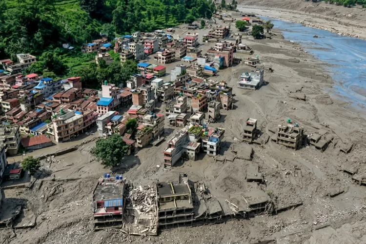 Villaggio montano nepalese devastato da frana di fango e alluvione