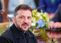 Volodymyr Zelenskyy in un primo piano con completo scuro parla. Zelensky a Washington: "La guerra non è più nelle mani di Putin"