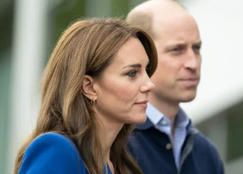 Kate Middleton di profilo con il Principe William, entrambi guardano avanti.