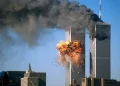 Fumo e fiamme divampano dalle Torri Gemelle dell'11 settembre a New York