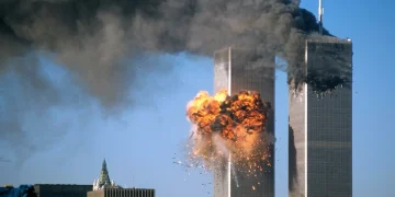 Fumo e fiamme divampano dalle Torri Gemelle dell'11 settembre a New York