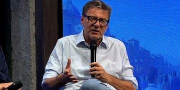 Giorgetti propone flat tax solo sugli aumenti di stipendio per i giovani: i dettagli
