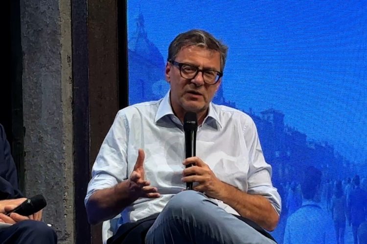 Manovra: Giorgetti valuta il 5% sugli aumenti ai giovani e bonus mirati, sale il debito