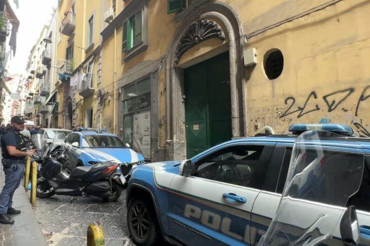 Clan Mazzarella, latitante trovato nel doppiofondo di un armadio: arrestato Giuseppe Del Prete