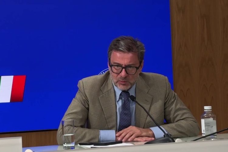Giorgetti: tagli Irpef e bollo auto decisi a ottobre, conti permettendo