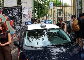 Verifiche sul cellulare del 13enne, si cercano eventuali istigatori