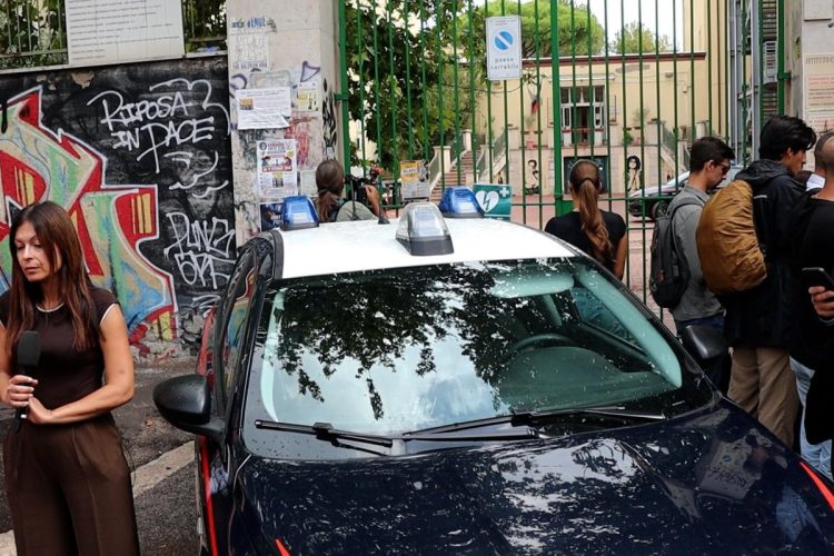 Verifiche sul cellulare del 13enne, si cercano eventuali istigatori