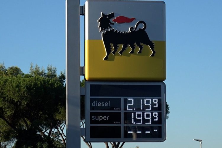 Benzina e gasolio, i prezzi scendono in Italia con i limiti fissati dalle compagnie