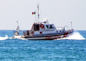 Guardia Costiera in acqua. Si tuffano nel lago di Como: giovane salvato dal padre, disperso l'amico