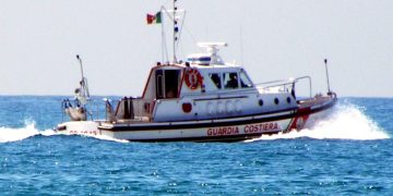 Guardia Costiera in acqua. Si tuffano nel lago di Como: giovane salvato dal padre, disperso l'amico