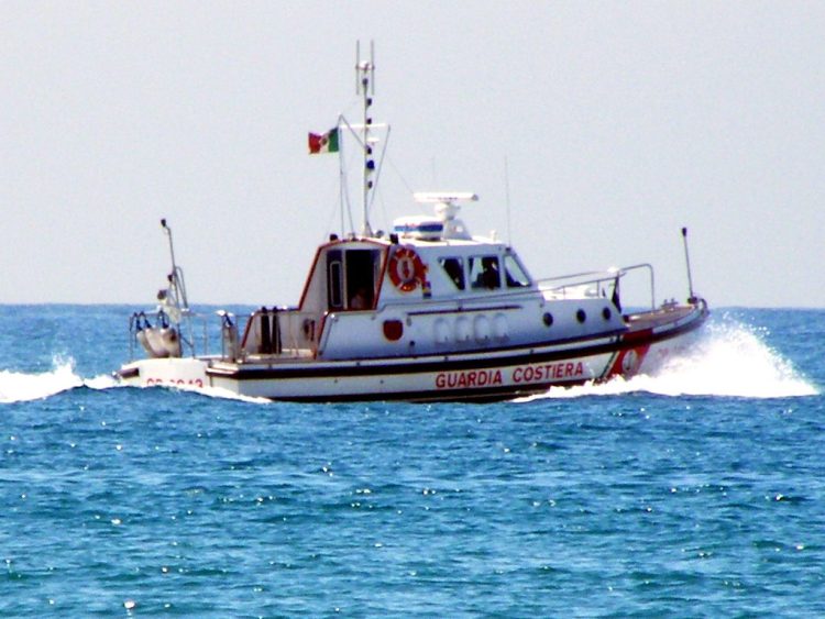 Guardia Costiera in acqua. Si tuffano nel lago di Como: giovane salvato dal padre, disperso l'amico